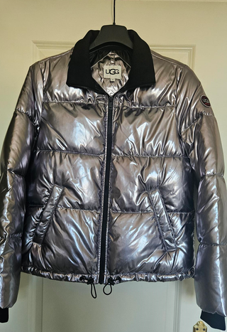 Abrigo UGG plateado. Nuevo, sin estrenar.