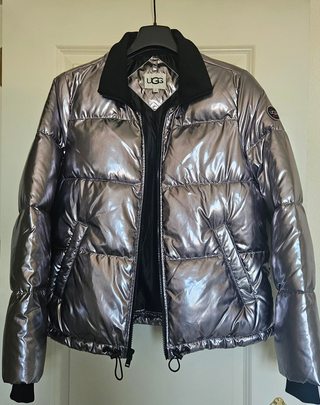 Abrigo UGG plateado. Nuevo, sin estrenar.