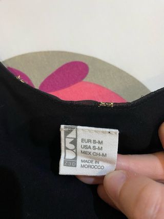 Blusa negra con detalles dorados