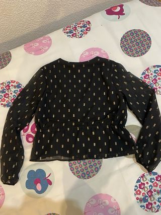 Blusa negra con detalles dorados