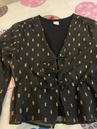 Blusa negra con detalles dorados