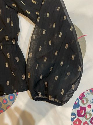 Blusa negra con detalles dorados