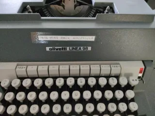 Máquina de escribir Olivetti Línea 98