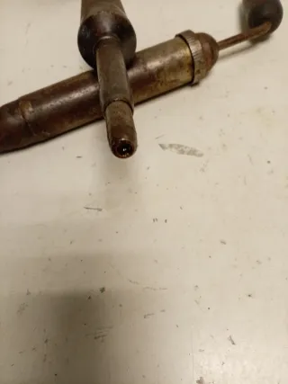 2 Engrasadores manuales antiguos