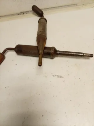 2 Engrasadores manuales antiguos