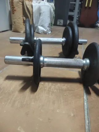 Banco de gimnasio con pesas