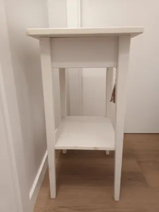 Mesita de noche blanca de madera