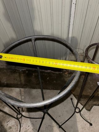 Supporto in ferro battuto per vasi