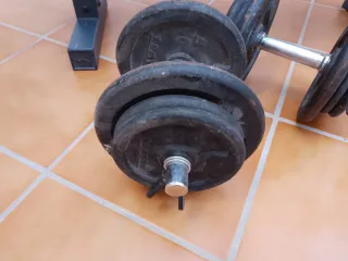 Banco de musculación y pesas