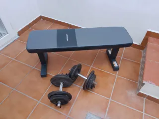 Banco de musculación y pesas