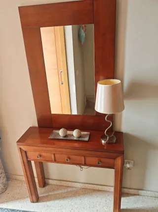 Mueble recibidor de madera con espejo