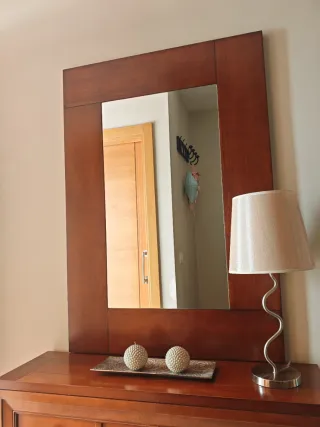 Mueble recibidor de madera con espejo