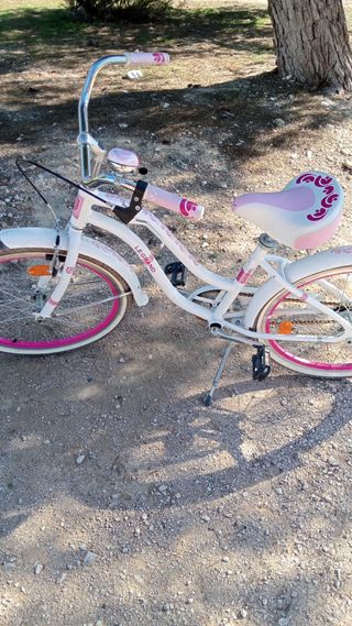 Bicicleta infantil blanca y rosa