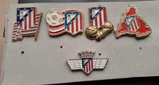 Lote de 5 pines del Atlético de Madrid