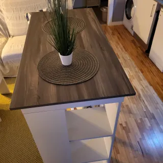 Mesa alta madera y hierro con taburetes