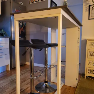 Mesa alta madera y hierro con taburetes