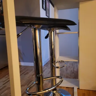 Mesa alta madera y hierro con taburetes