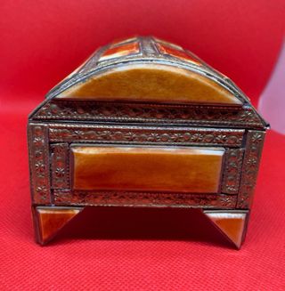 Caja latón repujado marfil antiguo