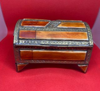 Caja latón repujado marfil antiguo