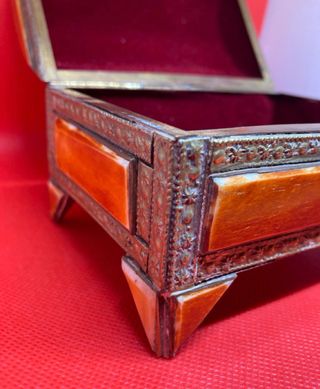 Caja latón repujado marfil antiguo