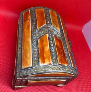 Caja latón repujado marfil antiguo