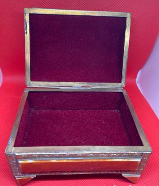 Caja latón repujado marfil antiguo