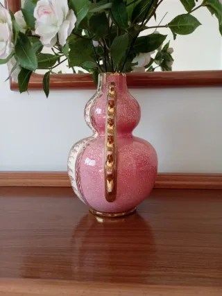 Jarrón antiguo de cerámica con rosas