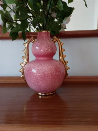 Jarrón antiguo de cerámica con rosas