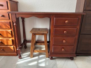 Mesa de estudio de madera oscura