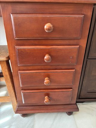 Mesa de estudio de madera oscura