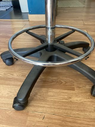 Silla de oficina ergonómica negra y plateada