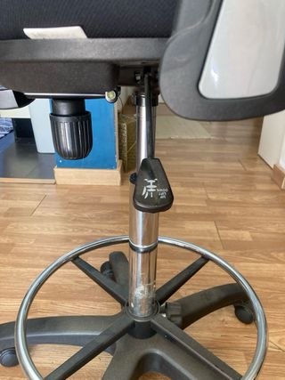 Silla de oficina ergonómica negra y plateada