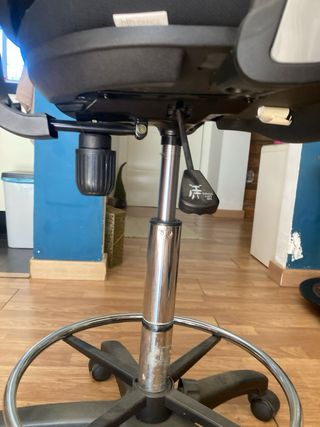 Silla de oficina ergonómica negra y plateada