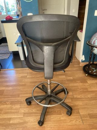 Silla de oficina ergonómica negra y plateada