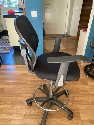 Silla de oficina ergonómica negra y plateada