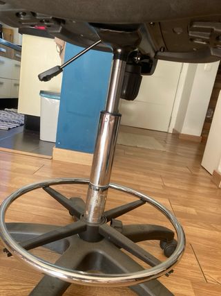 Silla de oficina ergonómica negra y plateada