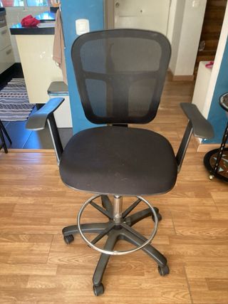 Silla de oficina ergonómica negra y plateada