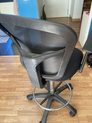 Silla de oficina ergonómica negra y plateada