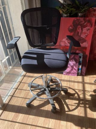 Silla de oficina ergonómica negra y plateada