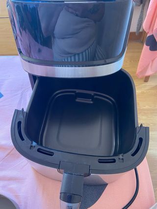 Freidora de aire negra y plateada