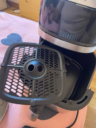 Freidora de aire negra y plateada