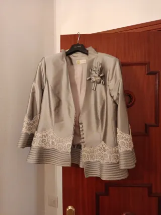 Traje de fiesta plateado para boda