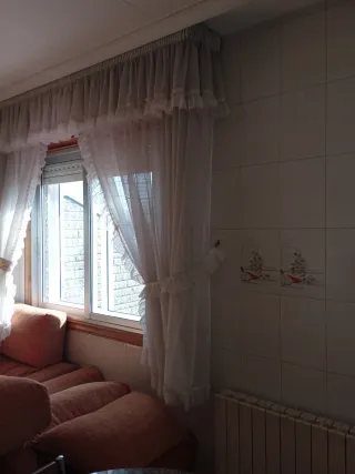 Cortinas de cocina beige y blancas para 2 ventanas