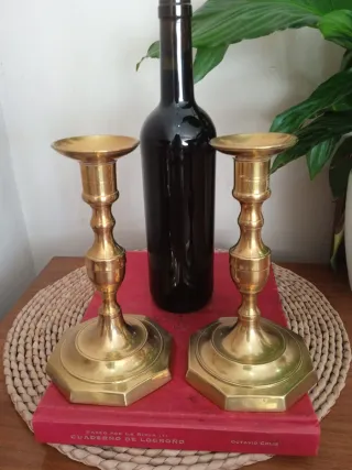 Antiguos candelabros o porta velas de bronce