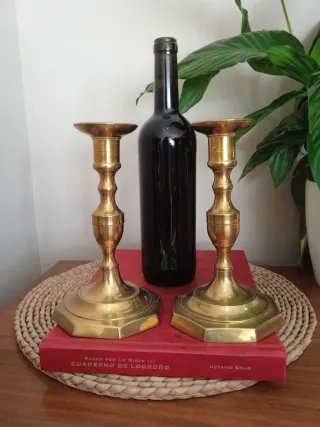 Antiguos candelabros o porta velas de bronce