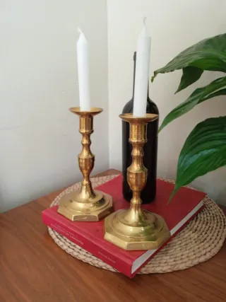 Antiguos candelabros o porta velas de bronce