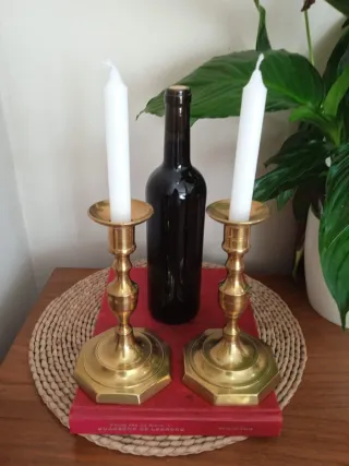 Antiguos candelabros o porta velas de bronce