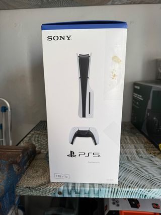 Caja PS5 Sony con manuales