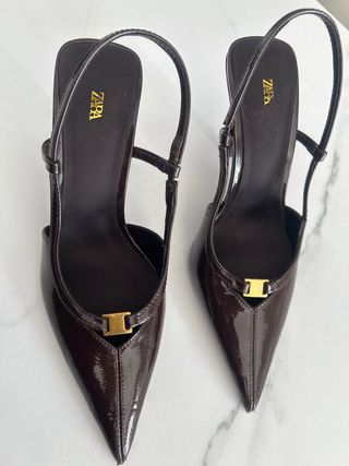 Zapatos de tacón Zara marrones con detalle dorado