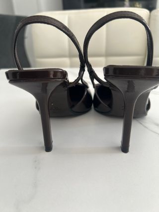 Zapatos de tacón Zara marrones con detalle dorado